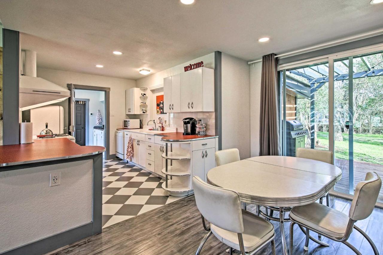 Remodeled Retro Home With Deck, Walk To Main Street! Blanco Eksteriør billede